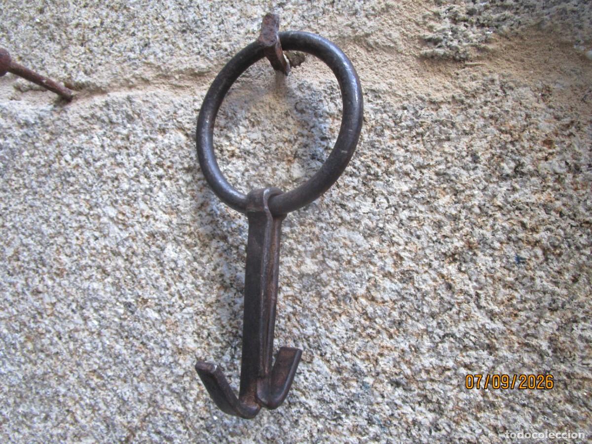 Antig&uuml;edades: Anilla grande de empotrar en muro, u&ntilde;as de retenci&oacute;n - 22cm largo total, 420gr grueso anilla 12mm. +