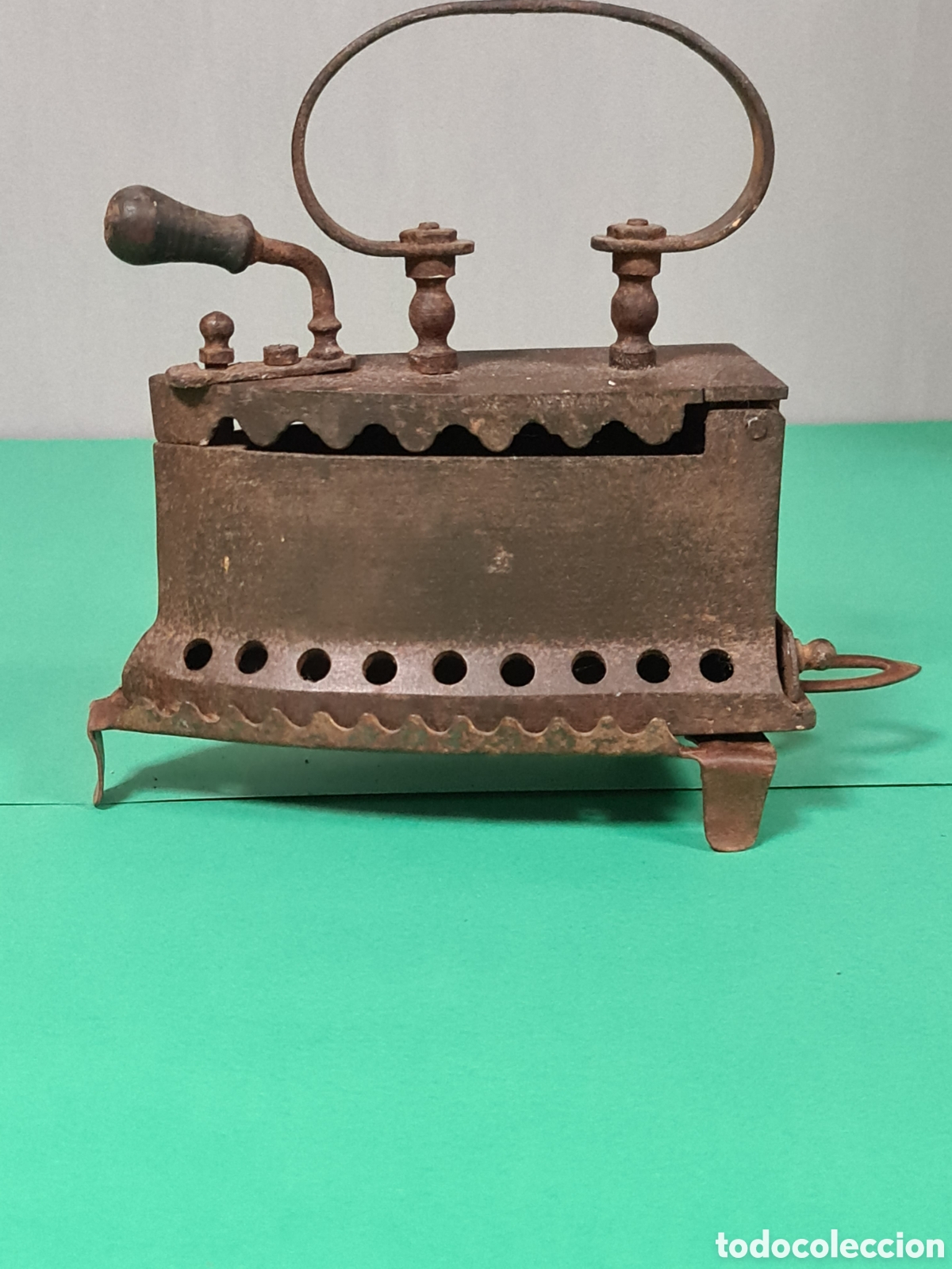 Antig&uuml;edades: Antigua plancha de carbon con soporte. - Foto 2