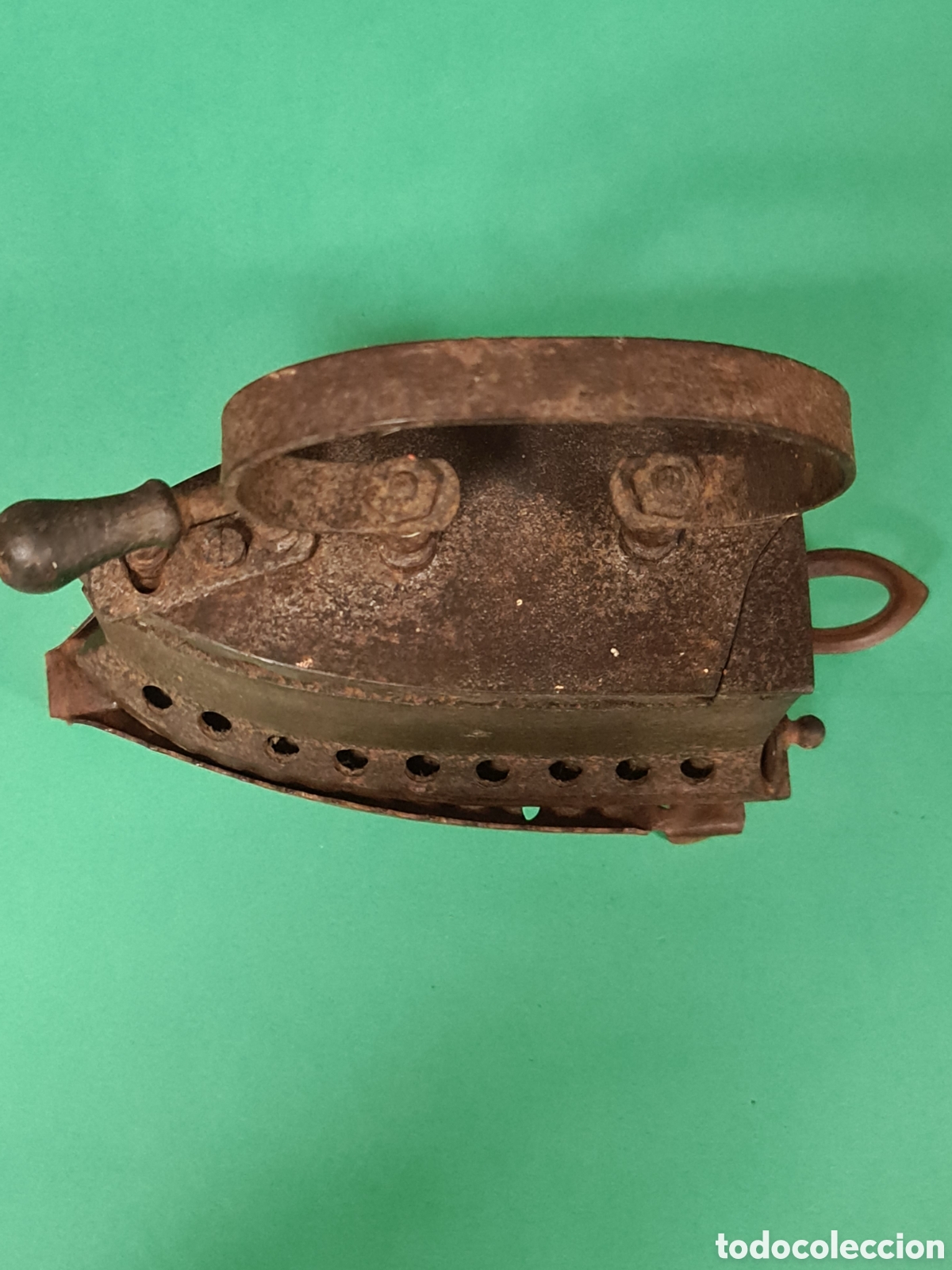 Antig&uuml;edades: Antigua plancha de carbon con soporte. - Foto 4