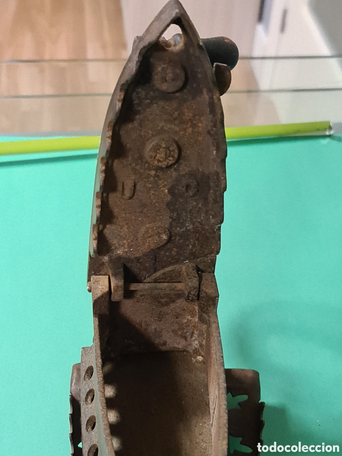 Antig&uuml;edades: Antigua plancha de carbon con soporte. - Foto 8