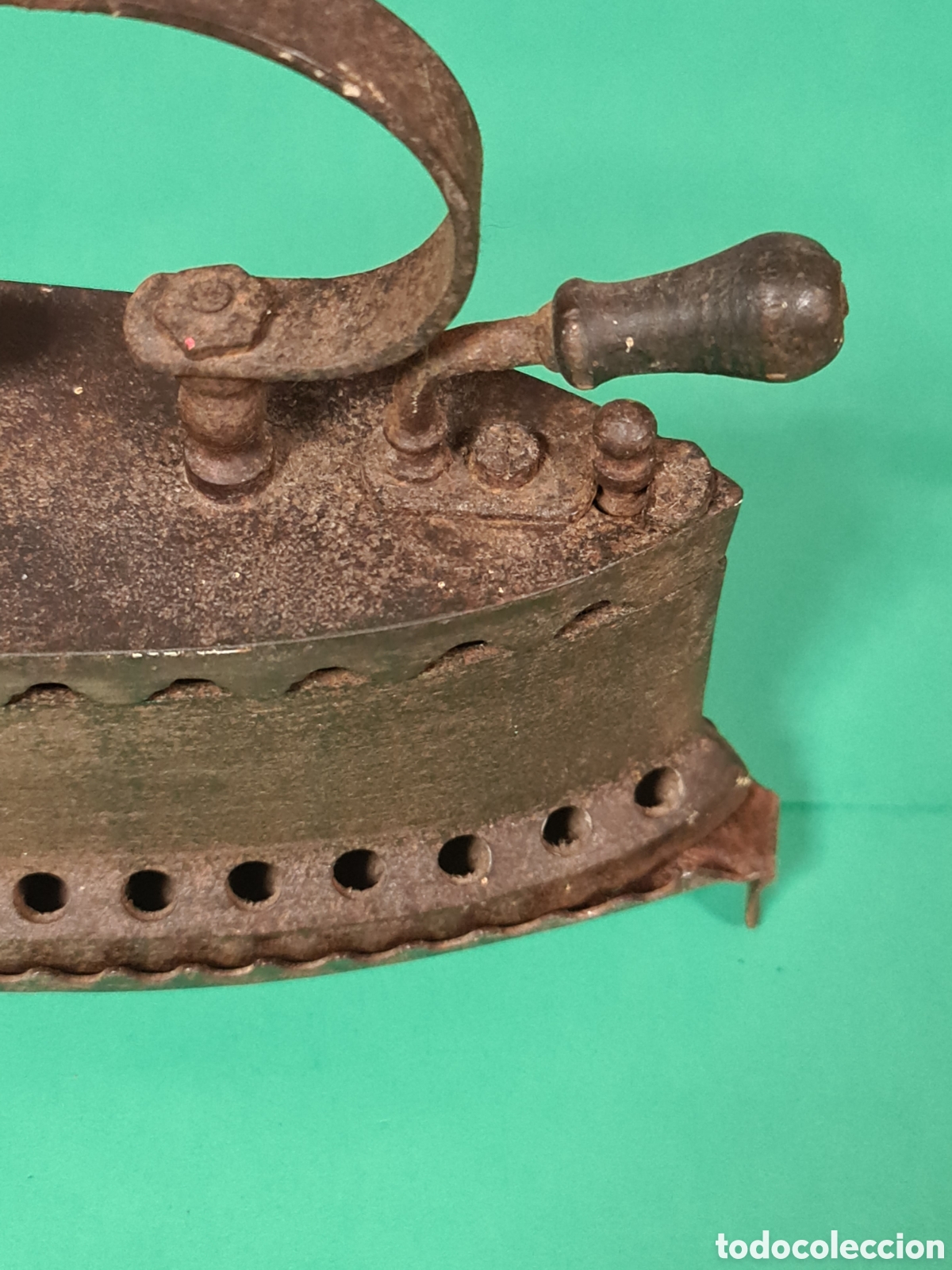 Antig&uuml;edades: Antigua plancha de carbon con soporte. - Foto 9
