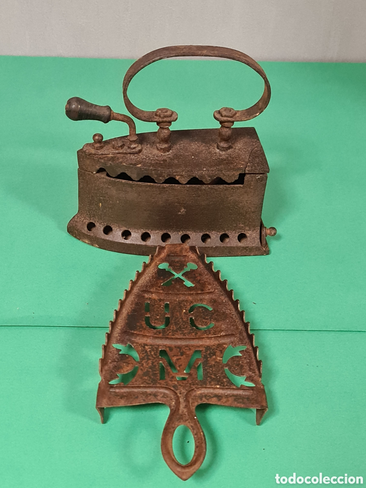 Antig&uuml;edades: Antigua plancha de carbon con soporte. - Foto 16
