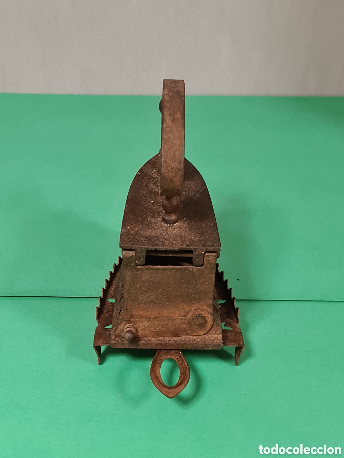 Antig&uuml;edades: Antigua plancha de carbon con soporte. - Foto 17