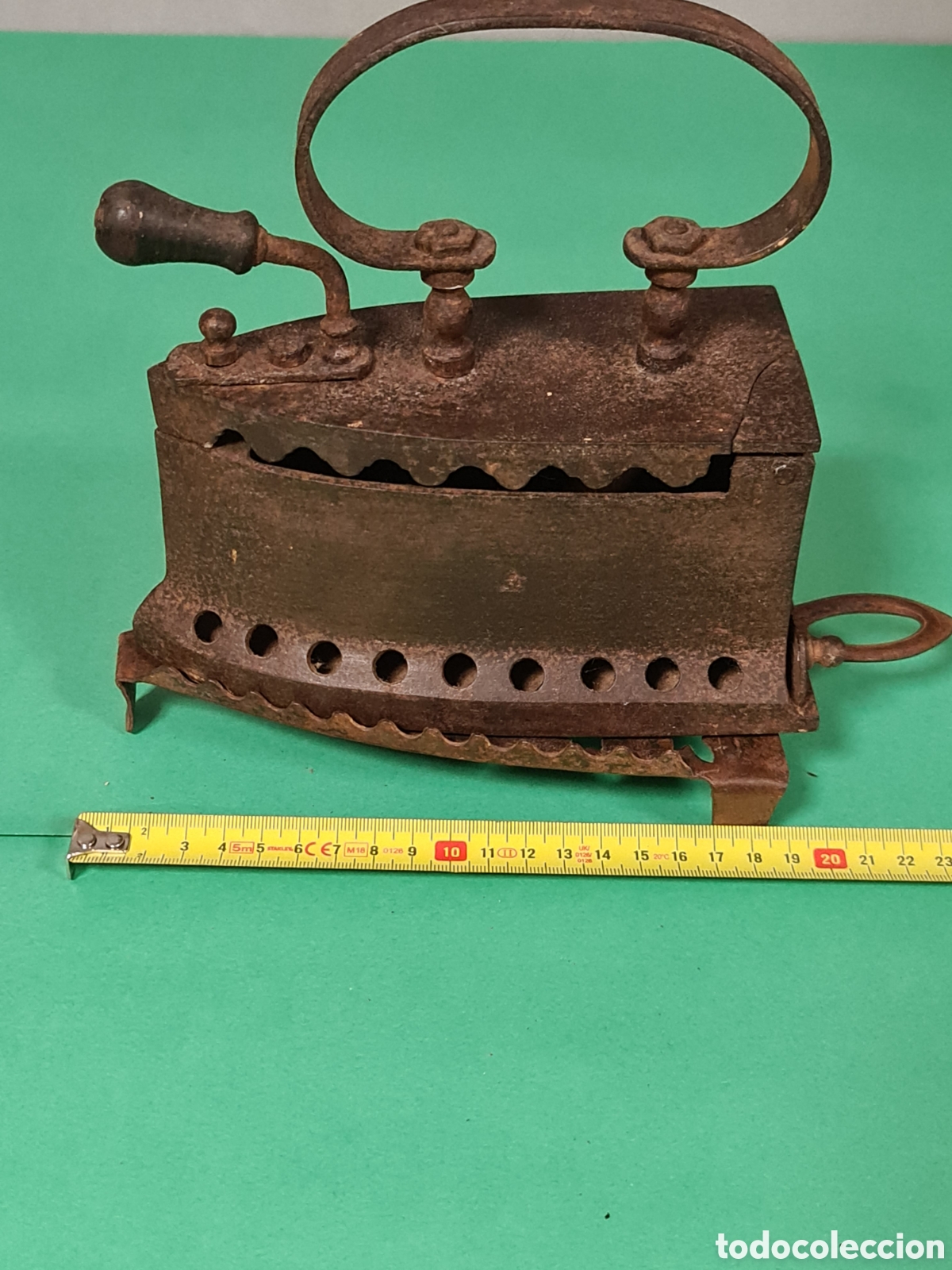 Antig&uuml;edades: Antigua plancha de carbon con soporte. - Foto 18