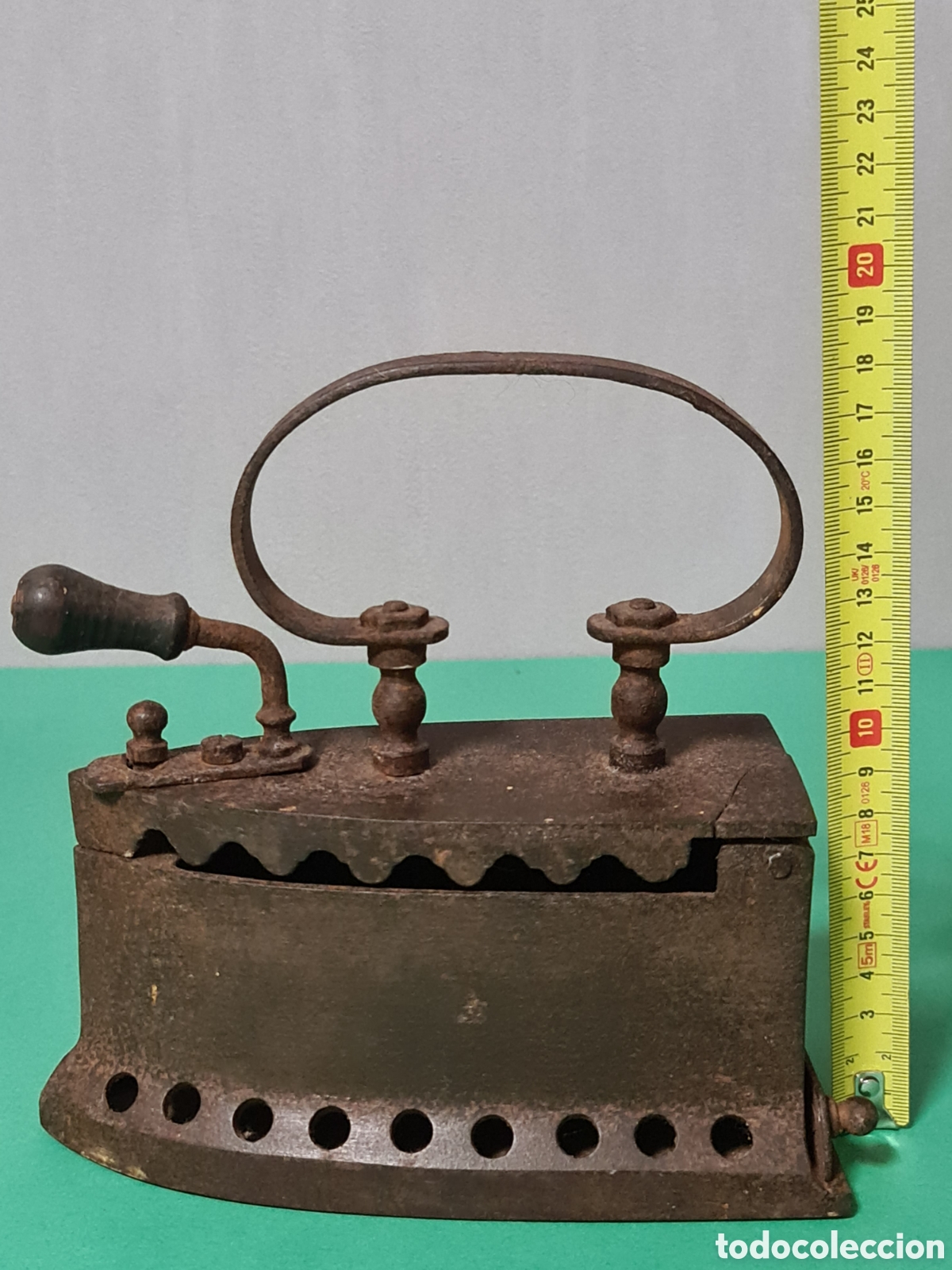 Antig&uuml;edades: Antigua plancha de carbon con soporte. - Foto 22