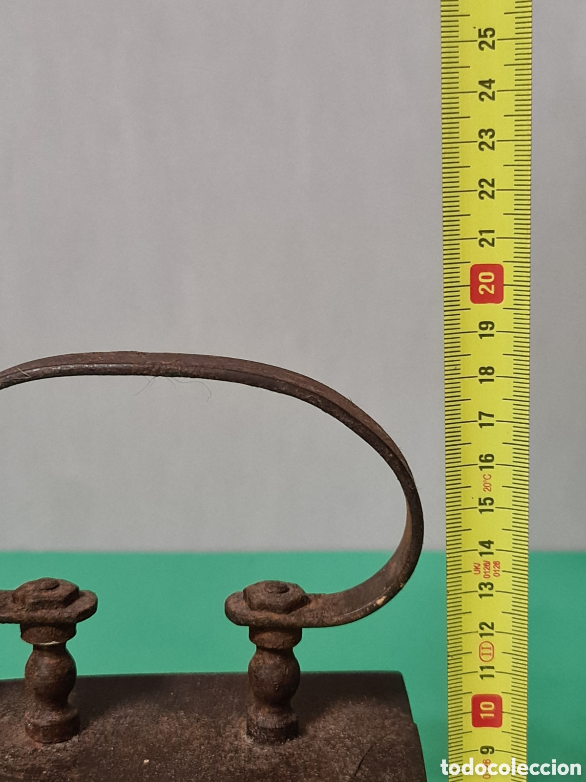 Antig&uuml;edades: Antigua plancha de carbon con soporte. - Foto 23