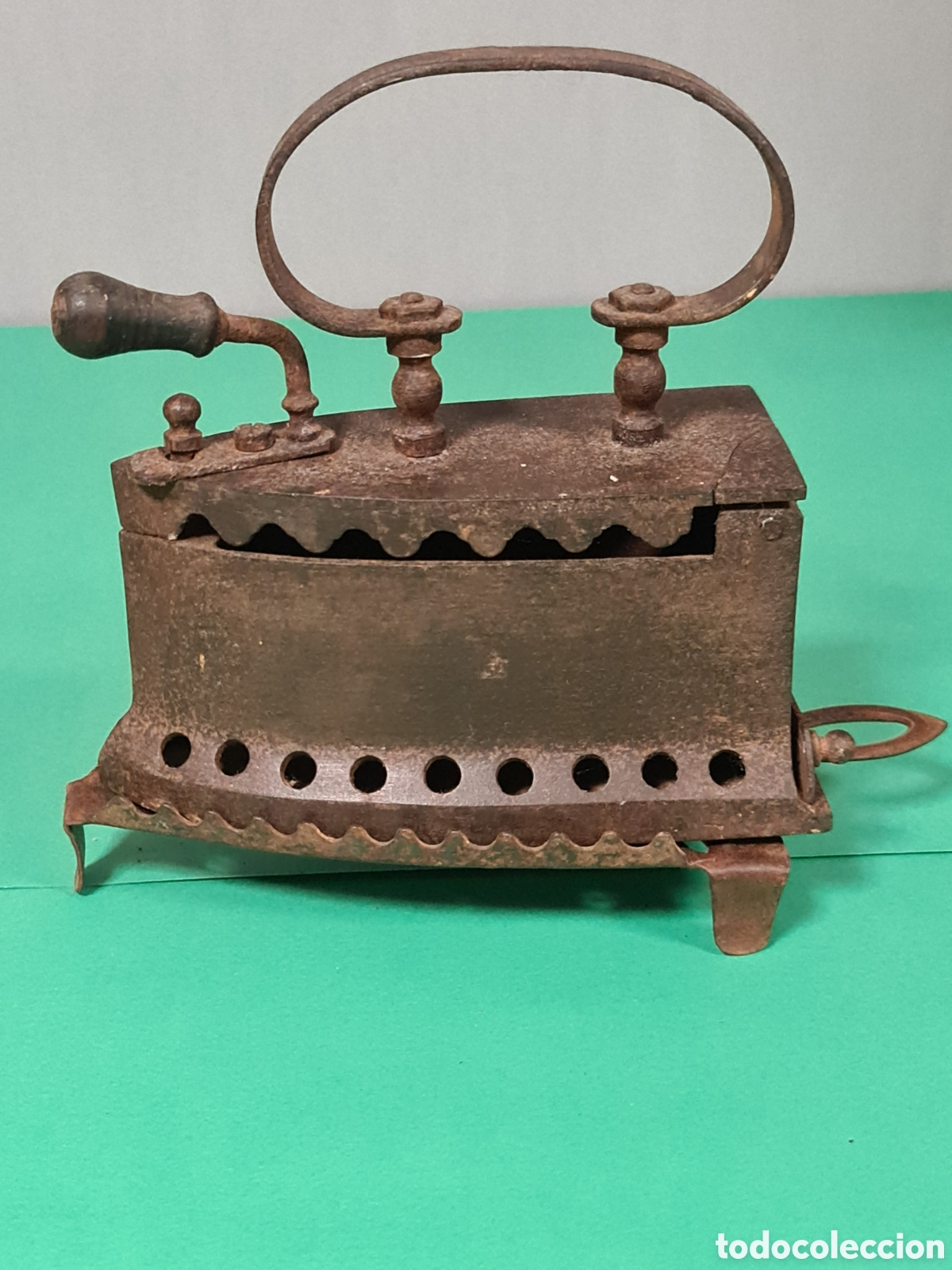 Antig&uuml;edades: Antigua plancha de carbon con soporte. - Foto 1