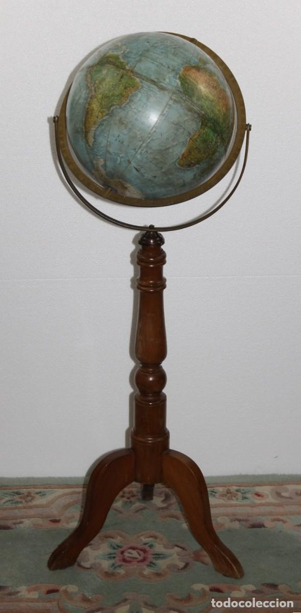 Antiques: Antiguo globo terr&aacute;queo Replogle Chicago con pie de madera. 110 cm de altura