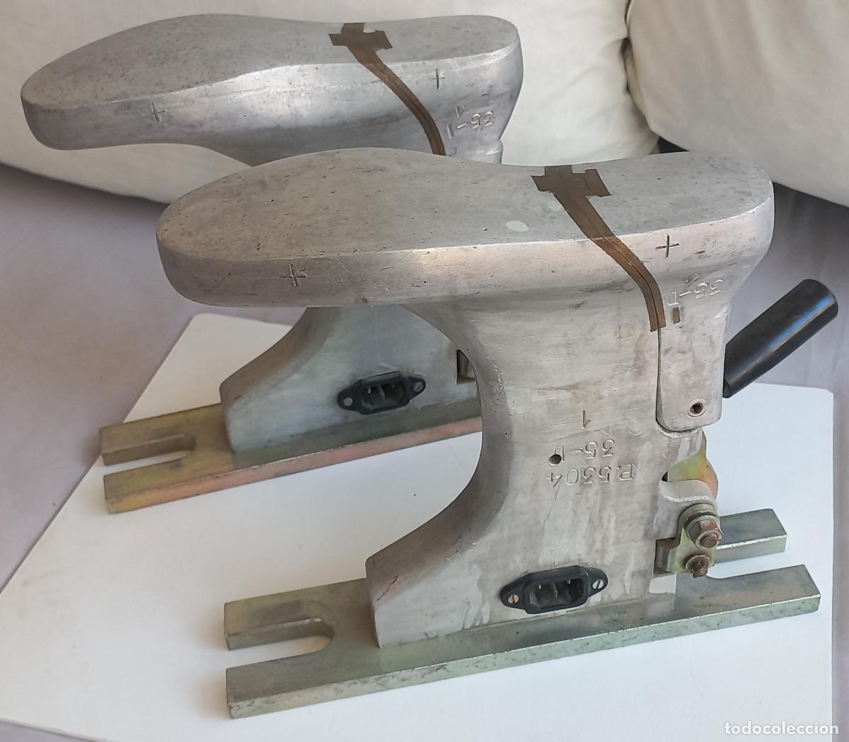 Antig&uuml;edades: Pareja de hormas para la fabricaci&oacute;n o reparaci&oacute;n del calzado. Con conector el&eacute;ctrico. P.5304. 35