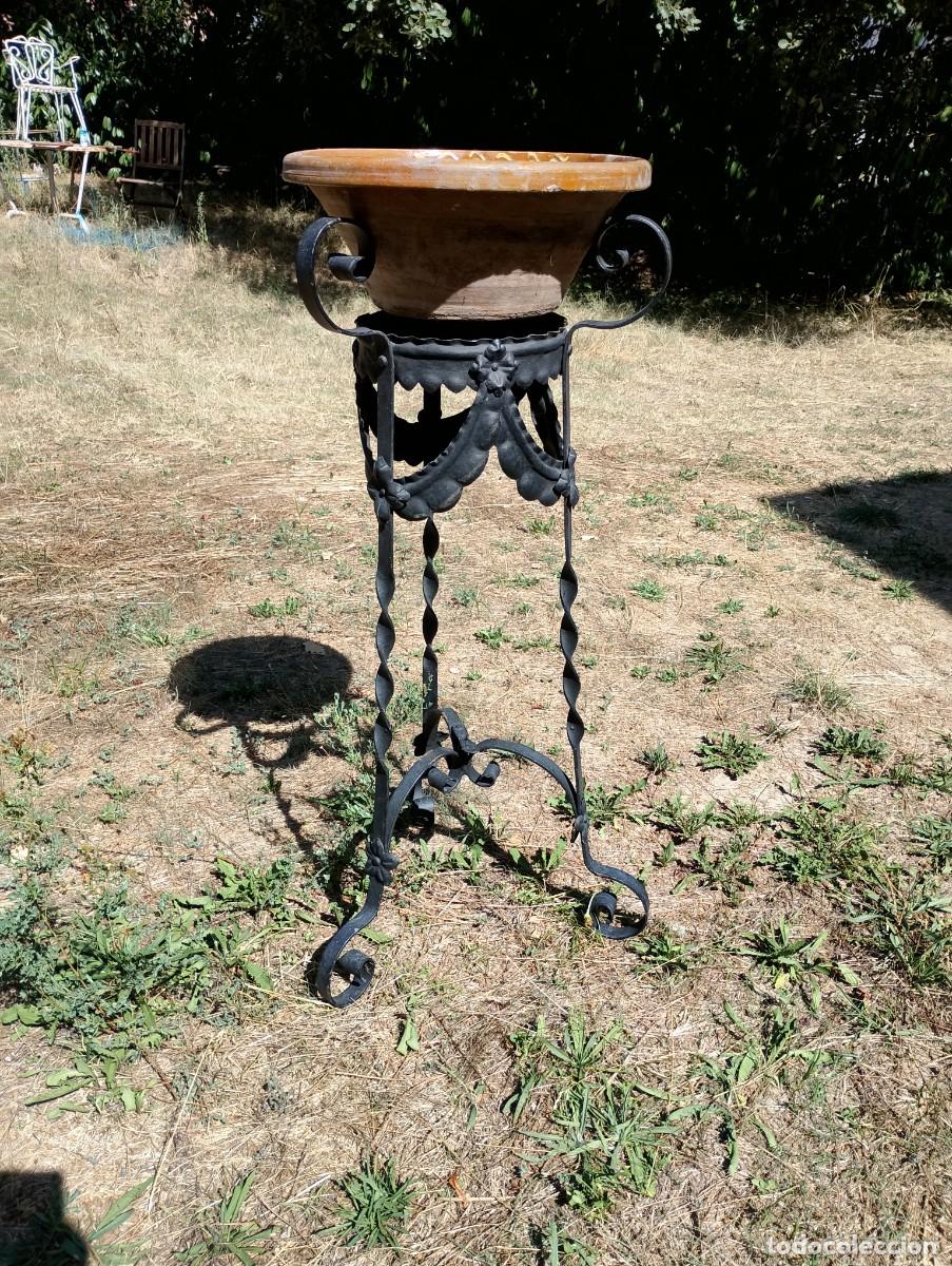 Antig&uuml;edades: Magn&iacute;fico soporte modernista de tiestos, jardineras, etc... de hierro forjado por apenas ciento diez