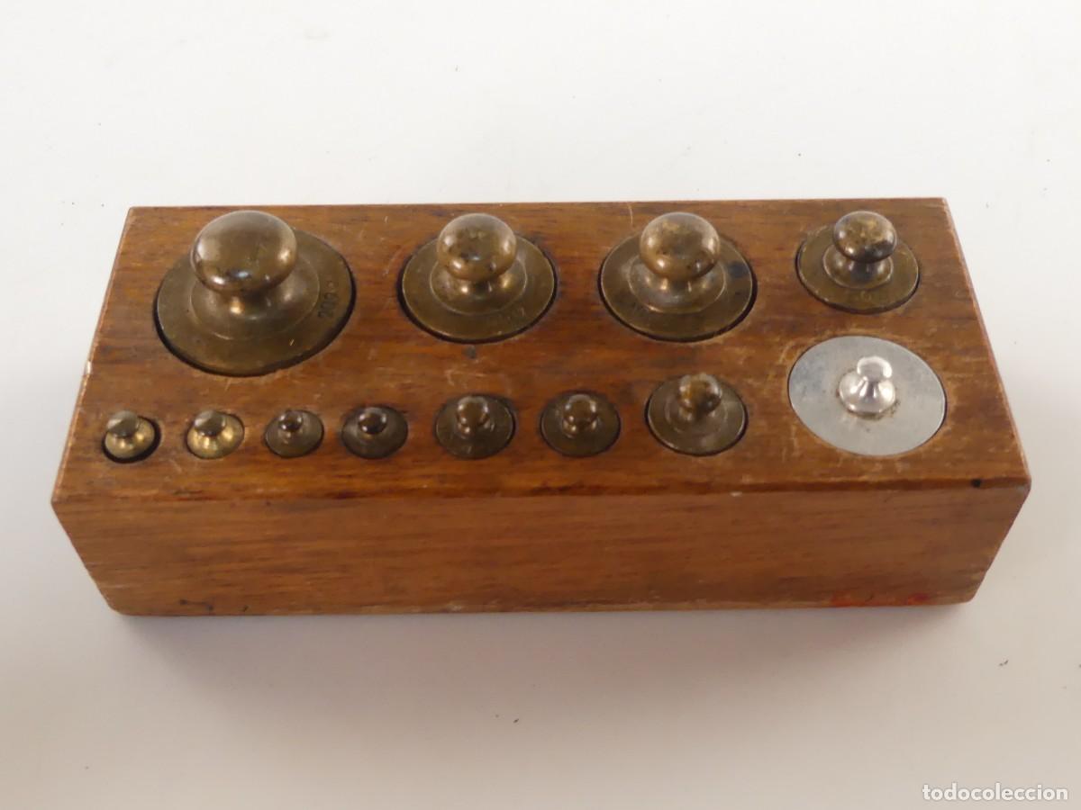 Antig&uuml;edades: JUEGO DE PESAS CON SOPORTE DE MADERA