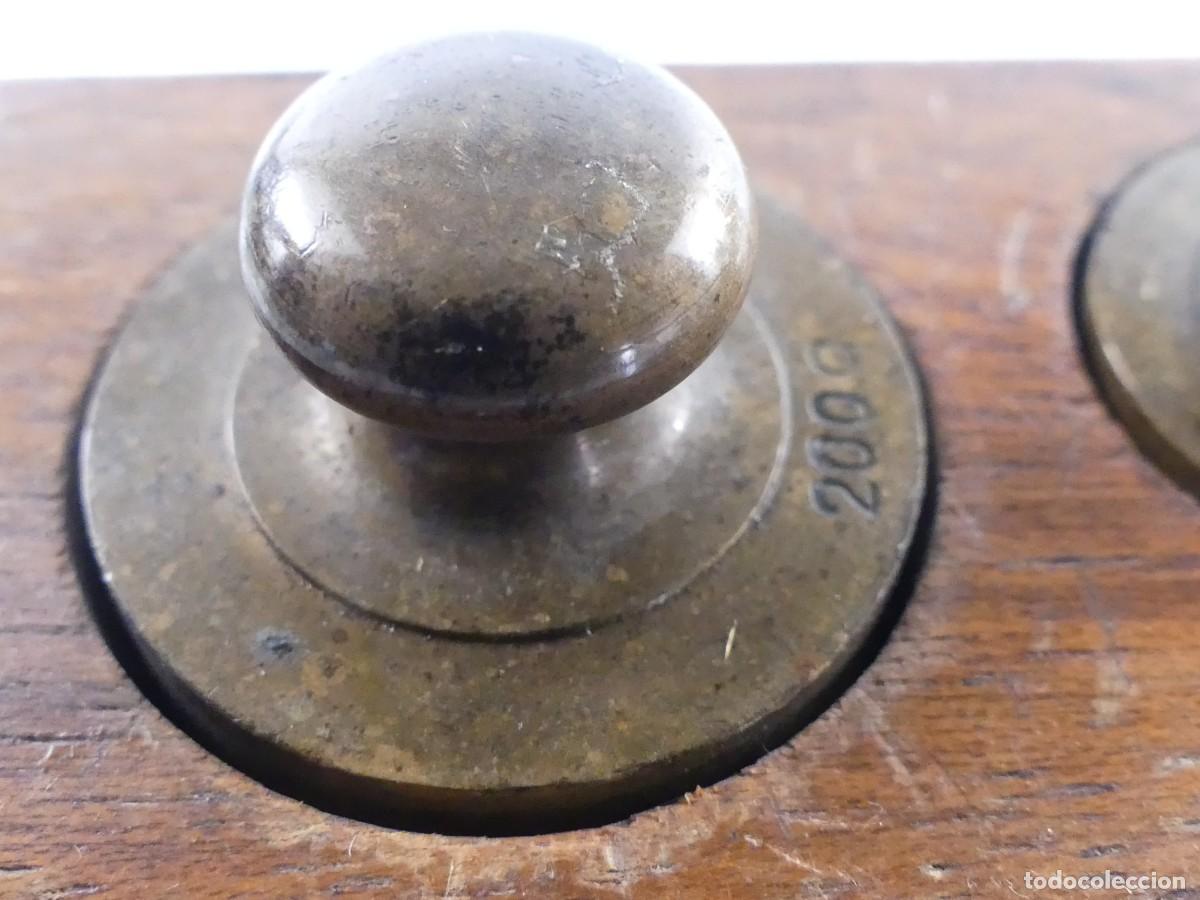 Antig&uuml;edades: JUEGO DE PESAS CON SOPORTE DE MADERA - Foto 3
