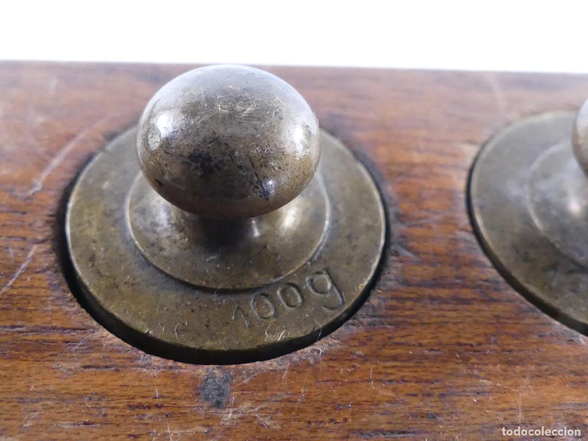 Antig&uuml;edades: JUEGO DE PESAS CON SOPORTE DE MADERA - Foto 4