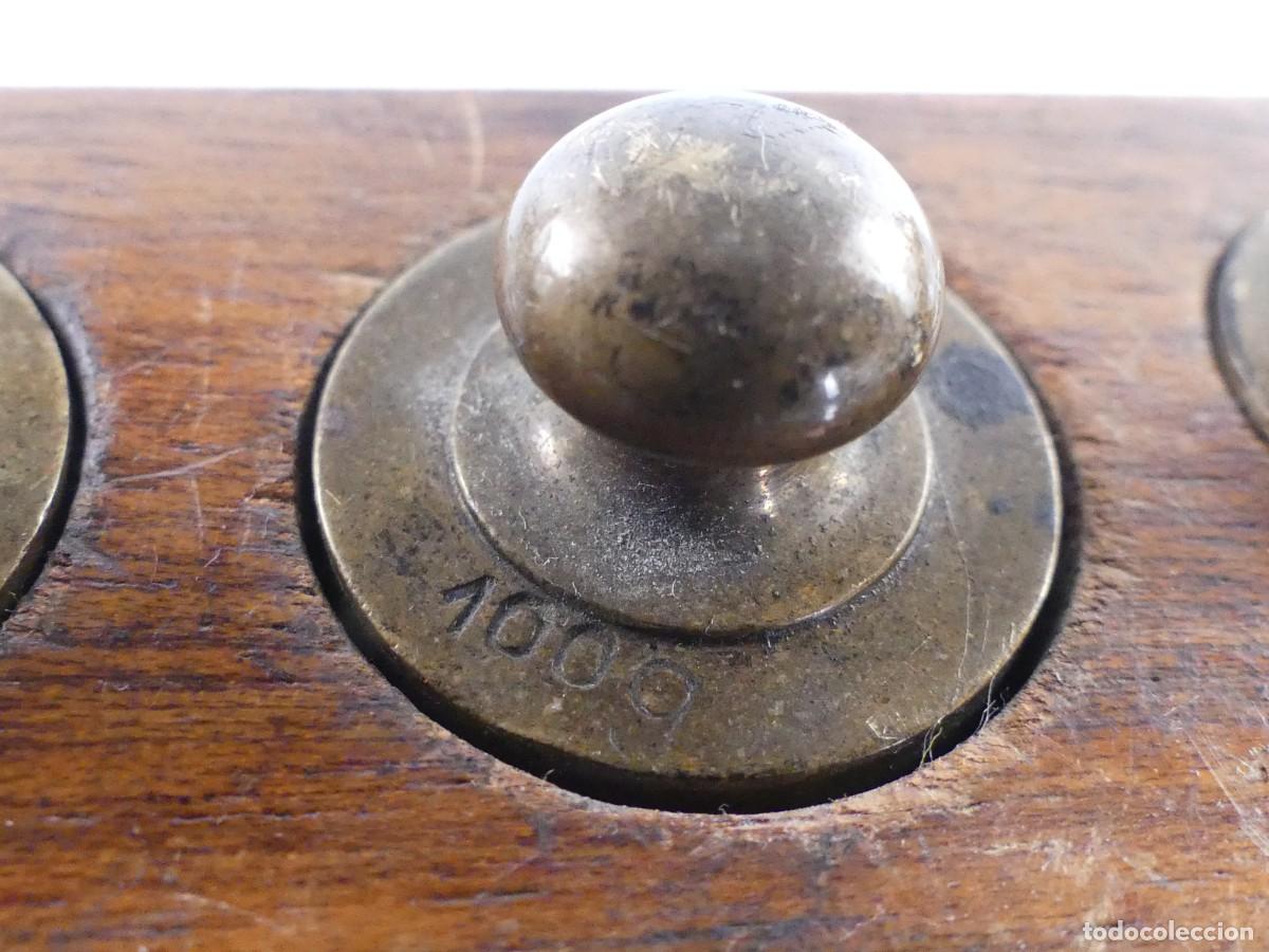 Antig&uuml;edades: JUEGO DE PESAS CON SOPORTE DE MADERA - Foto 5