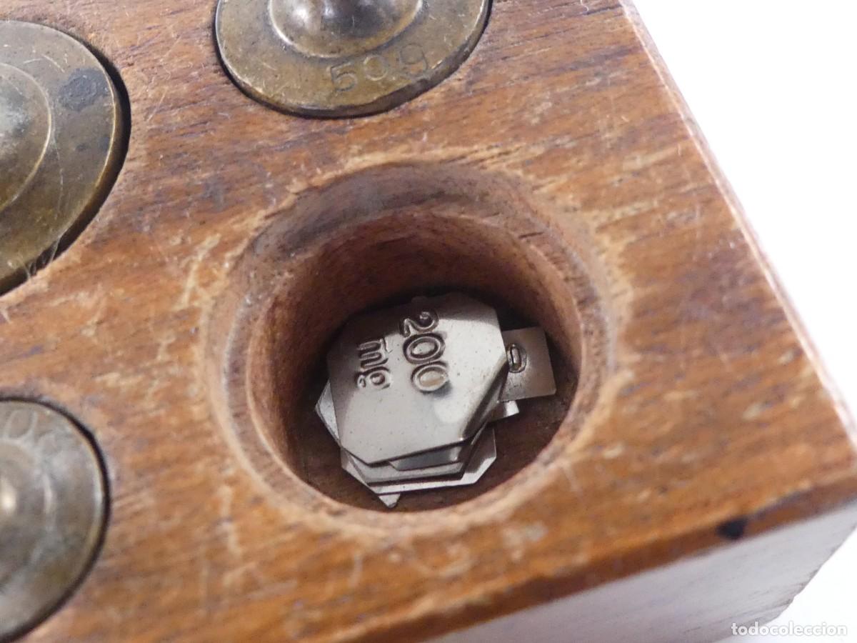 Antig&uuml;edades: JUEGO DE PESAS CON SOPORTE DE MADERA - Foto 7