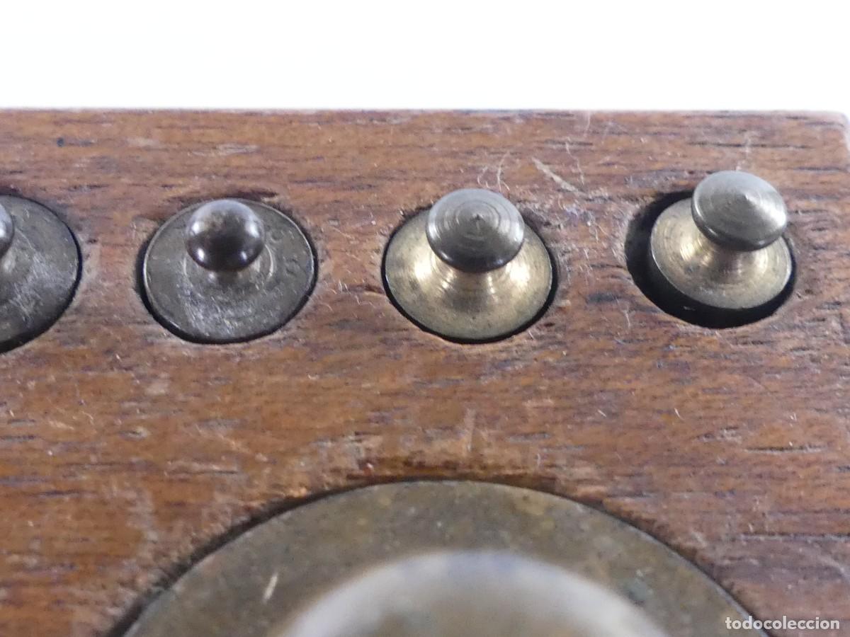 Antig&uuml;edades: JUEGO DE PESAS CON SOPORTE DE MADERA - Foto 16