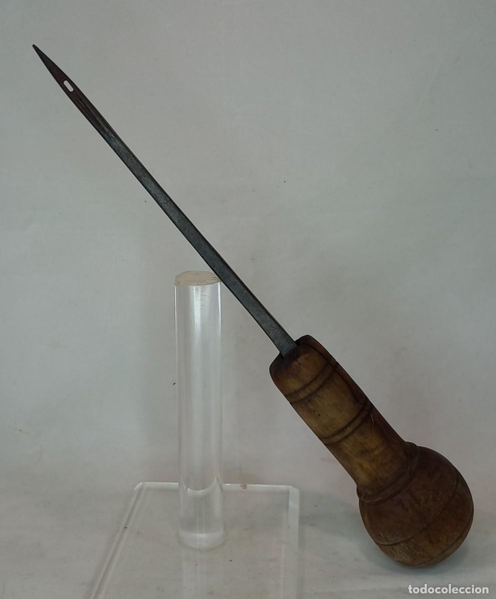 Antiques: ANTIGUA Y DIFICIL AGUJA CUADRADA, LEZNA ESPARTERA , DE SACOS, DE MANO CON MANGO DE MADERA