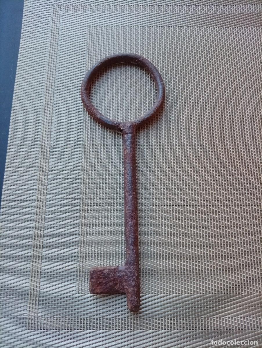 Antig&uuml;edades: Gran llave de forja S.XVII castilla - Foto 2