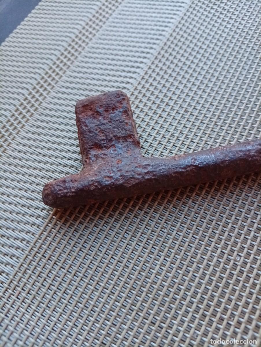 Antig&uuml;edades: Gran llave de forja S.XVII castilla - Foto 4