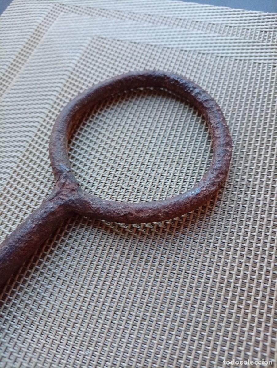 Antig&uuml;edades: Gran llave de forja S.XVII castilla - Foto 6