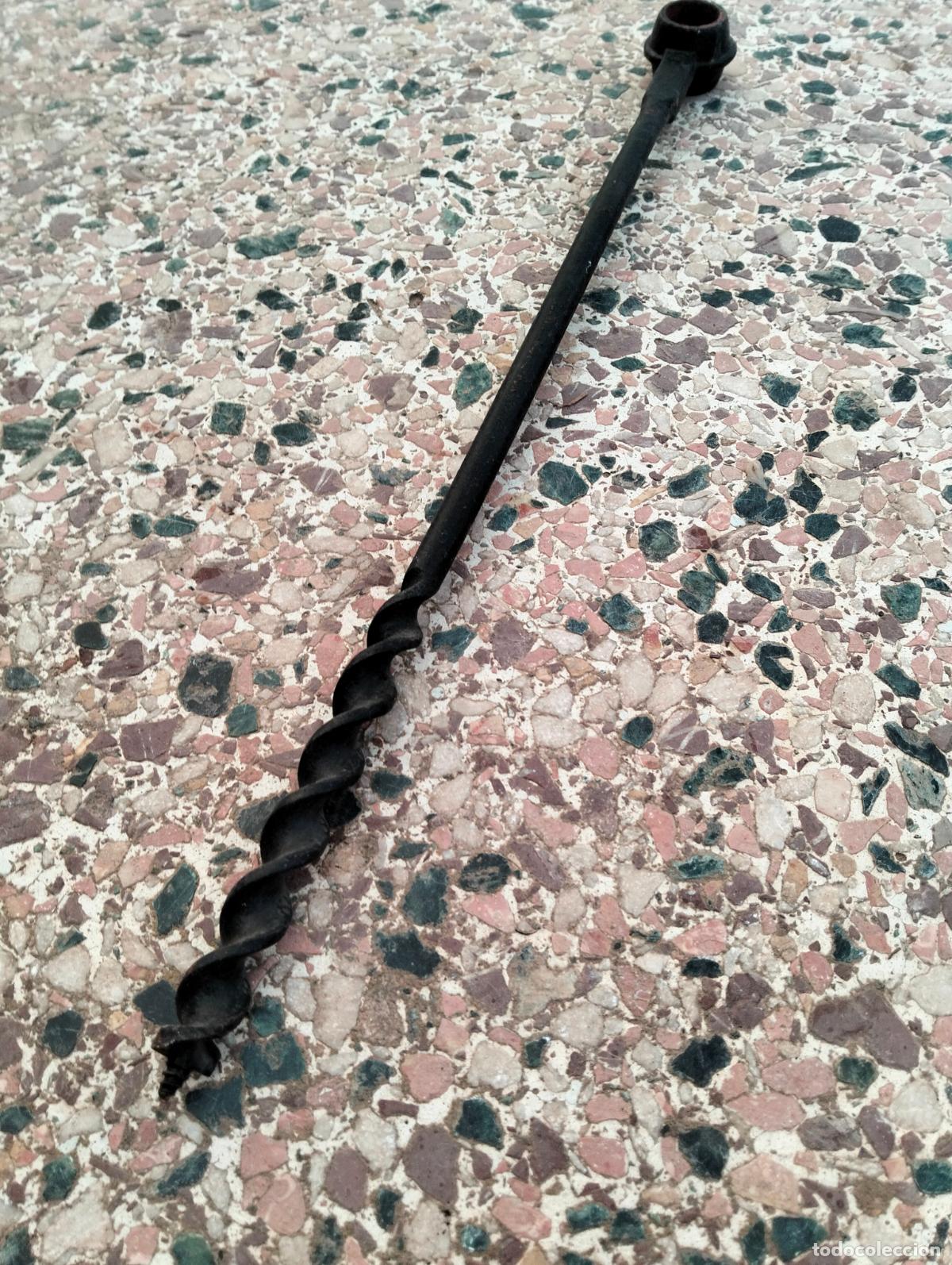 Antig&uuml;edades: Barrena antigua de carpintero o tonelero hierro para madera barra