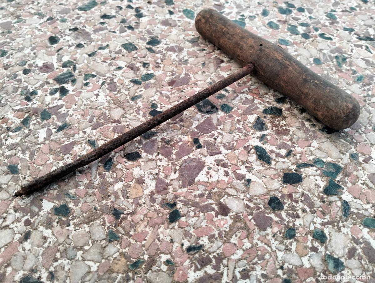Antig&uuml;edades: Barrena de mano antigua de carpintero o tonelero manual hierro para madera barra barrina utensilio