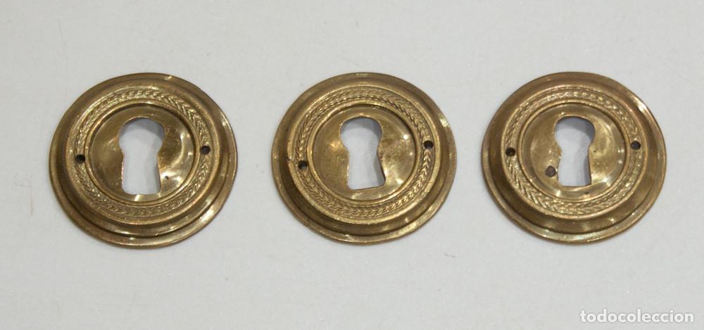 Antig&uuml;edades: CONJUNTO DE 3 BOCALLAVES DE LATON ESTILO REGENCY.