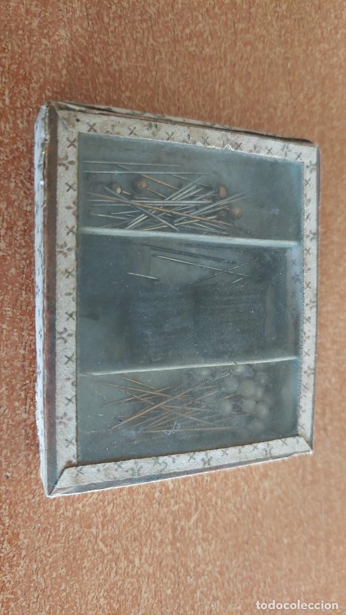 Antig&uuml;edades: Antigua caja con frontal de cristal para agujas de costura
