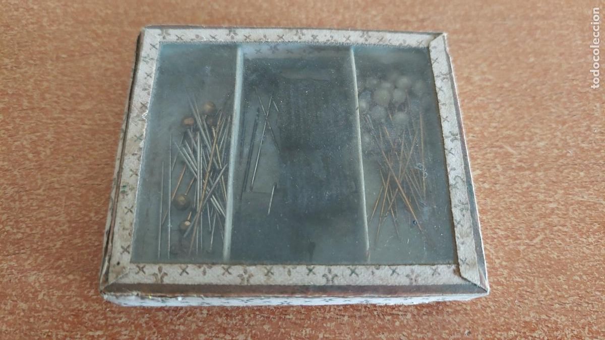 Antig&uuml;edades: Antigua caja con frontal de cristal para agujas de costura
