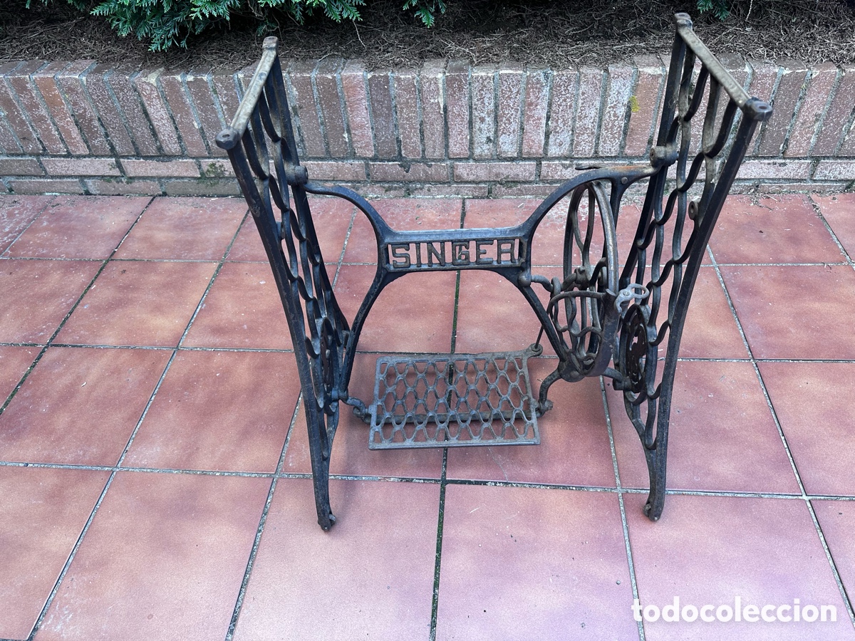 Antig&uuml;edades: Pie de forja m&aacute;quina de coser Singer. Ideal mesa auxiliar. Decoraci&oacute;n industrial.