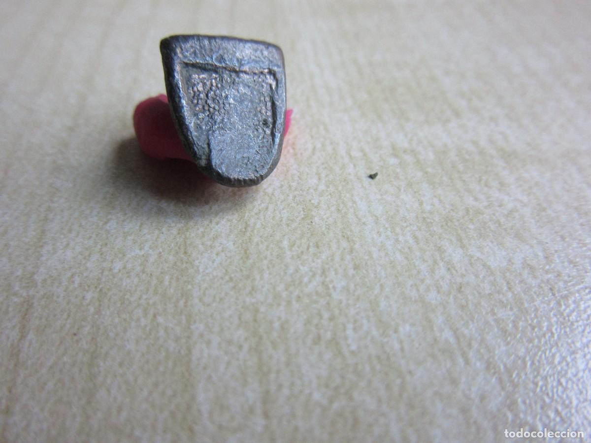 Antiques: Clavo ornamental Bronce forma de Escudo Medieval Conserva algo dorado original Medidas 1,2 x 1 cm