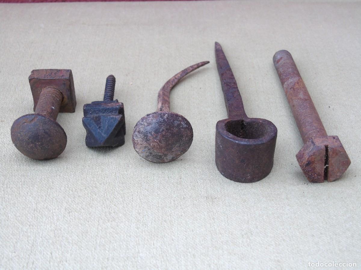Antiques: LOTE DE 5 ANTIGUOS CLAVOS Y TORNILLOS GRANDES DE HIERRO.