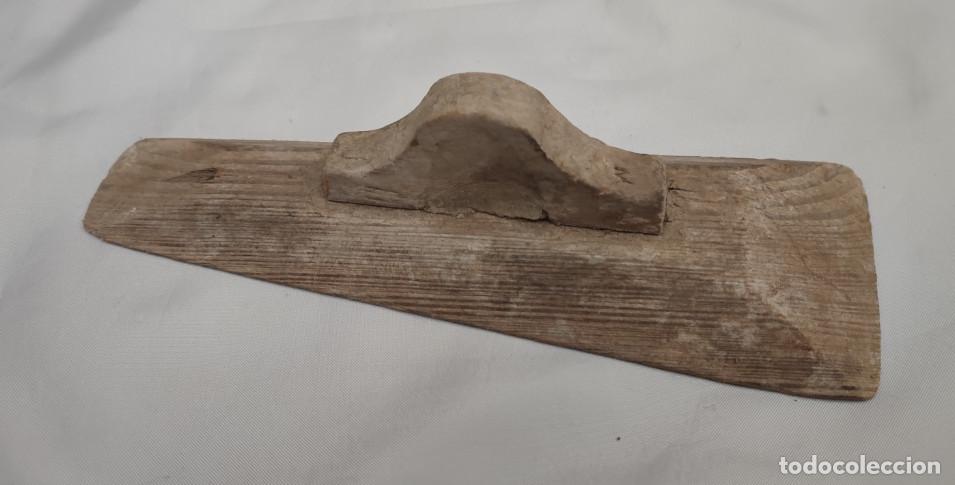 Antig&uuml;edades: ANTIGUA HERRAMIENTA PEQUE&Ntilde;A DE MADERA PARA REMATES DE YESO O SIM.