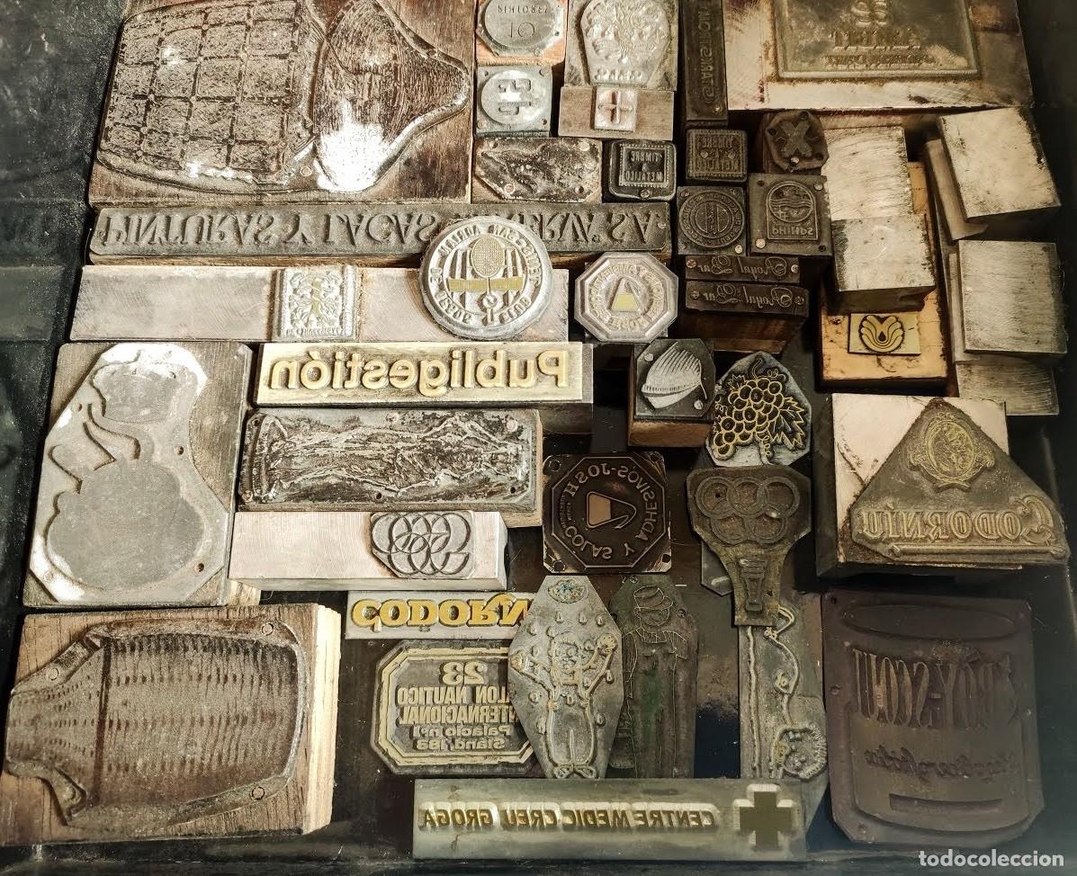 Antig&uuml;edades: Lote con m&aacute;s de 40 antiguas planchas tipogr&aacute;ficas de imprenta. Dise&ntilde;os, logos, marcas, etc.