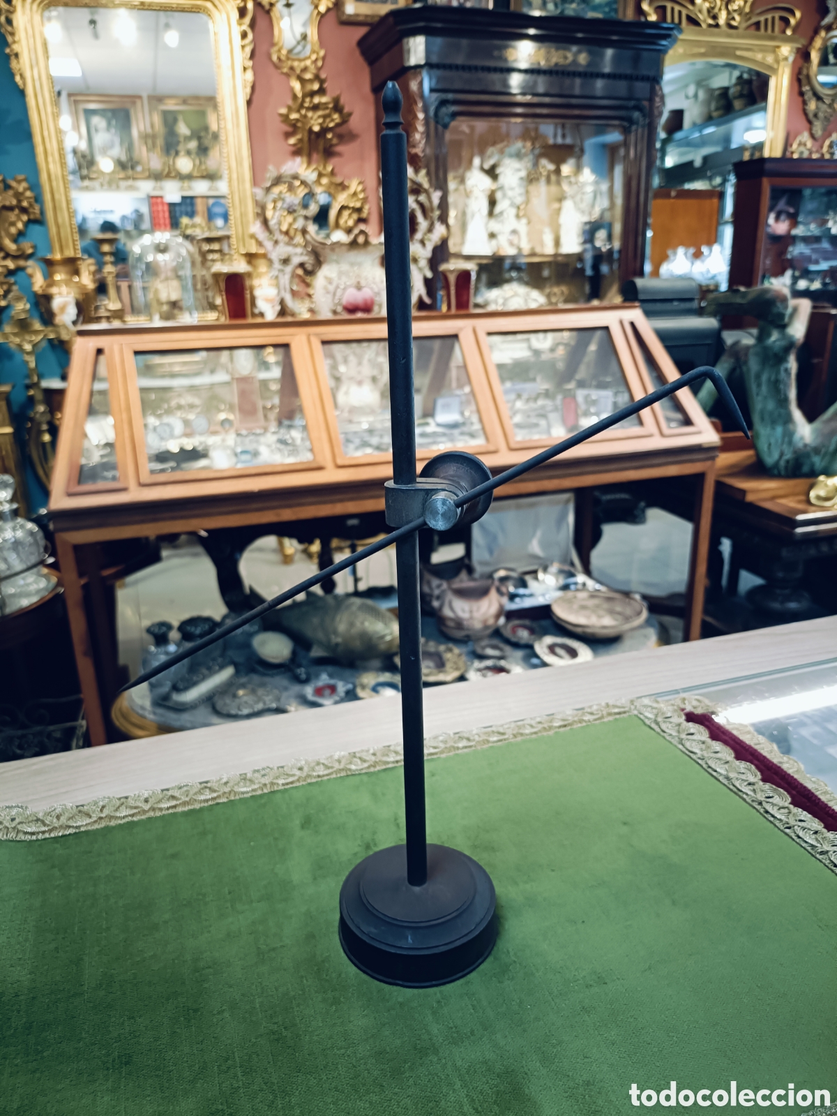Antig&uuml;edades: ANTIGUO GRAMIL DE MESA