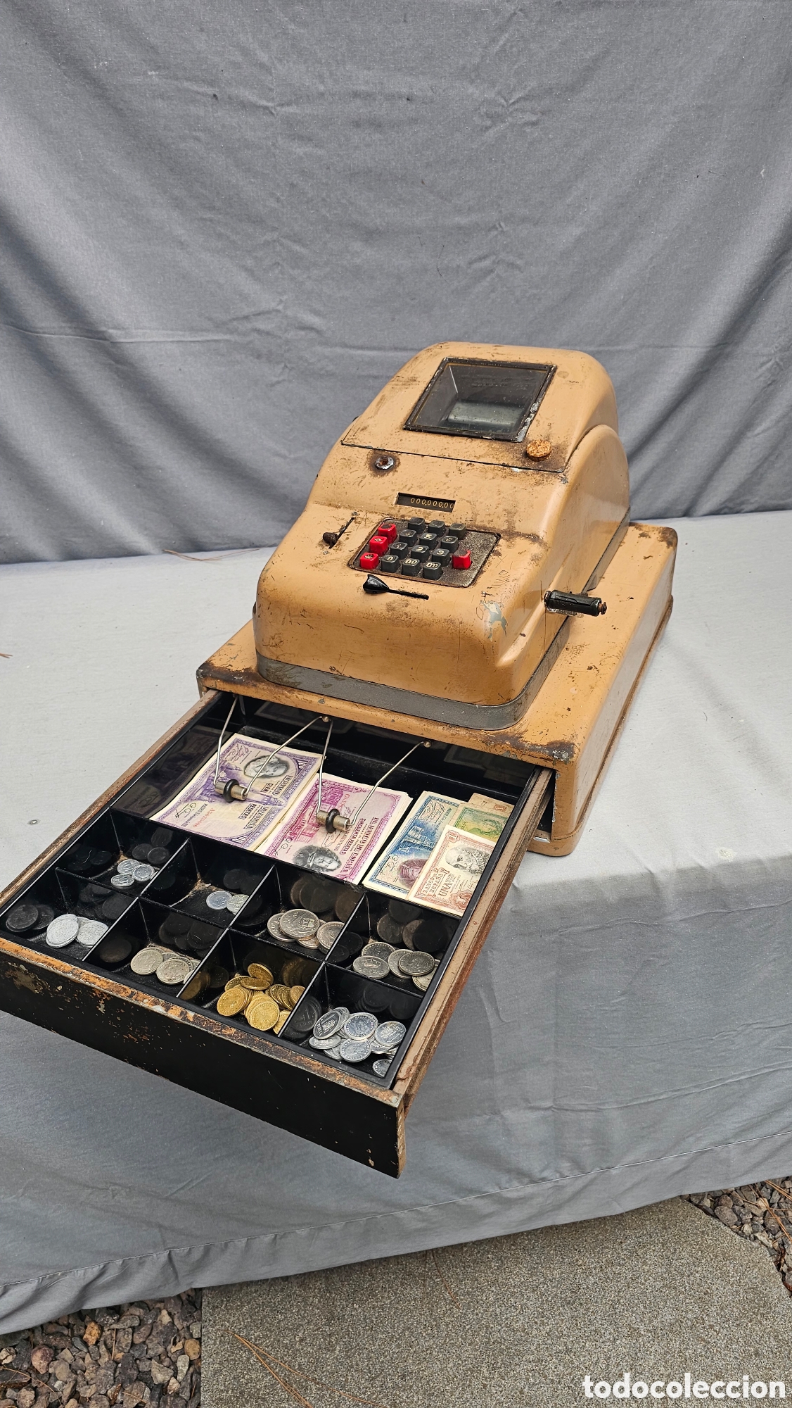 Antiques: Antigua m&aacute;quina registradora con dinero de &eacute;poca