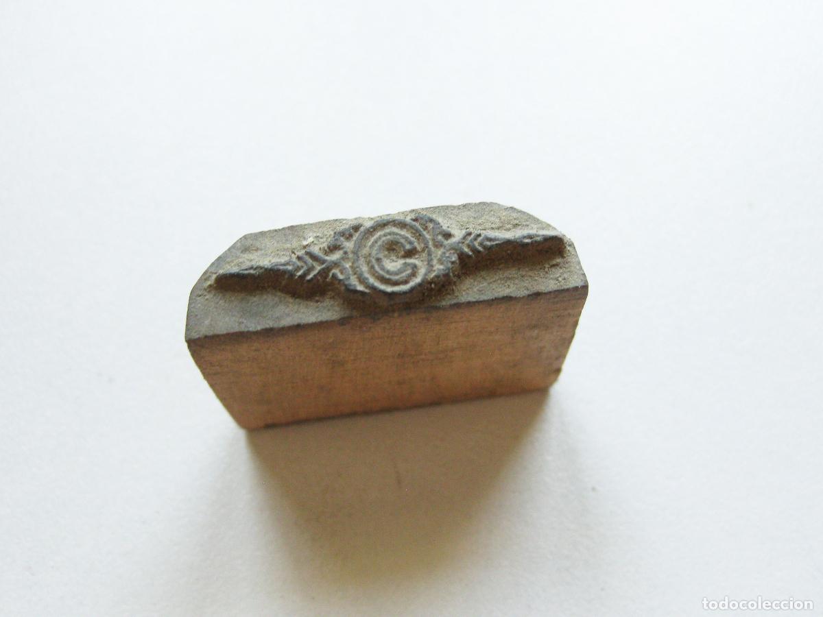 Antig&uuml;edades: ANTIGUO TIPO DE IMPRENTA CON EL DISE&Ntilde;O DE UNA LETRA C TALLADO EN MADERA. SELLO O TAMP&Oacute;N DE TINTA