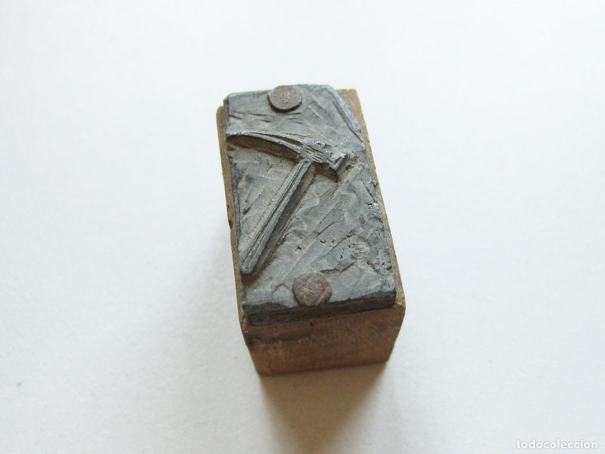 Antig&uuml;edades: ANTIGUO TIPO DE IMPRENTA CON EL DISE&Ntilde;O DE UNA PIQUETA O MARTILLO. SELLO O TAMP&Oacute;N DE TINTA