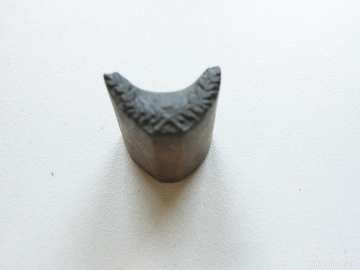 Antig&uuml;edades: ANTIGUO TIPO DE IMPRENTA CON EL DISE&Ntilde;O DE UNOS LAURELES TALLADA EN MADERA. SELLO O TAMP&Oacute;N DE TINTA