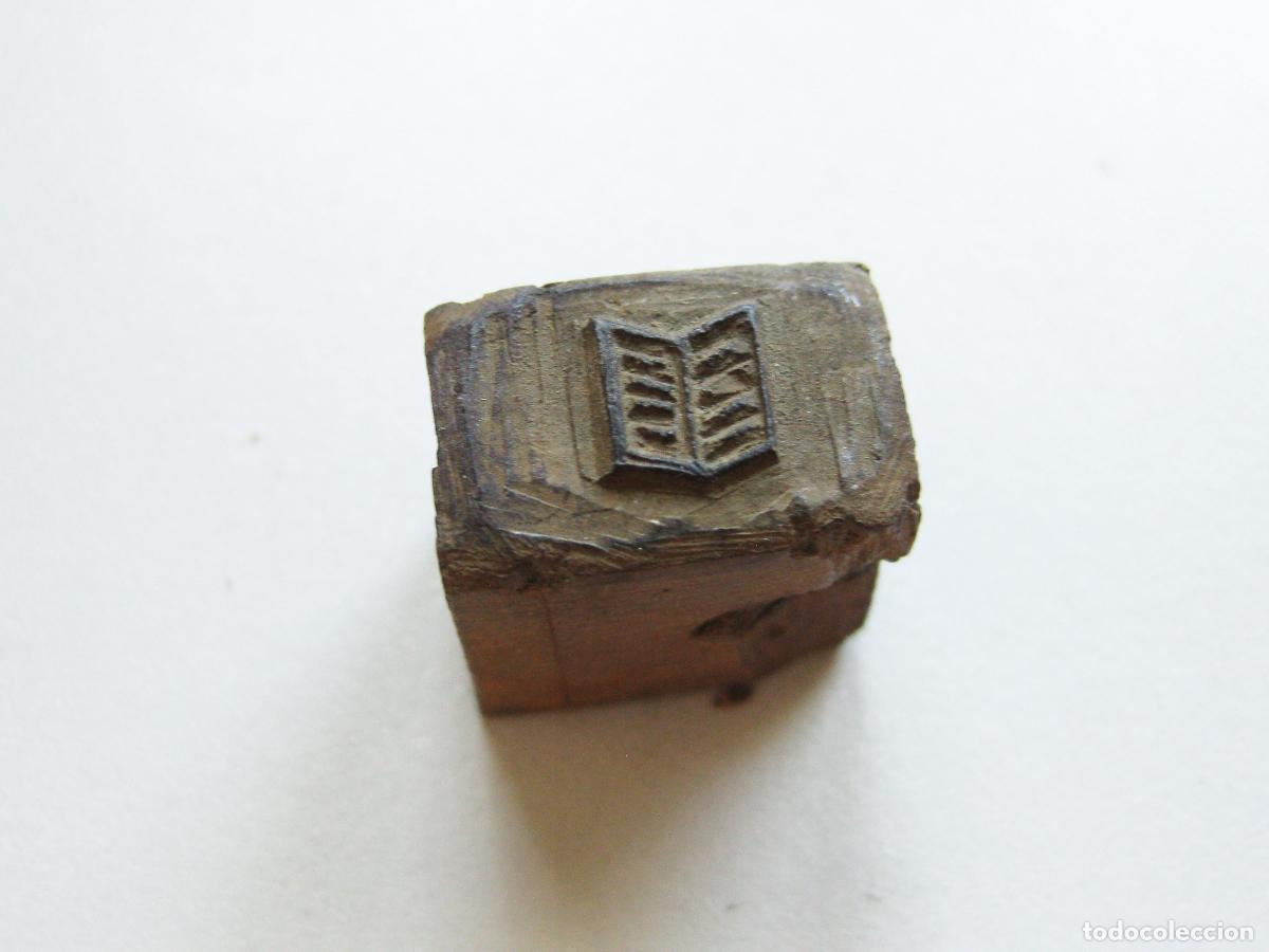 Antig&uuml;edades: ANTIGUO TIPO DE IMPRENTA CON EL DISE&Ntilde;O DE UN LIBRO TALLADA EN MADERA. SELLO O TAMP&Oacute;N DE TINTA