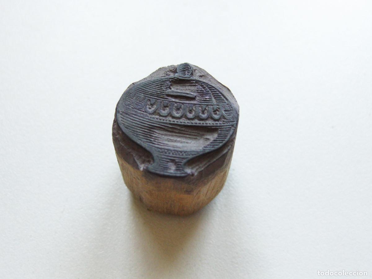 Antig&uuml;edades: TIPO DE IMPRENTA CON EL DISE&Ntilde;O DE UNA HUCHA ANTIGUA ATALLADA EN MADERA. SELLO O TAMP&Oacute;N DE TINTA