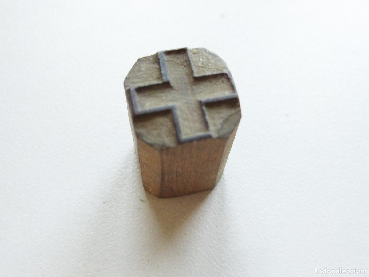 Antig&uuml;edades: TIPO DE IMPRENTA CON EL DISE&Ntilde;O DE UN LIBRO TALLADA EN MADERA. CRUZ ROJA. SELLO O TAMP&Oacute;N DE TINTA