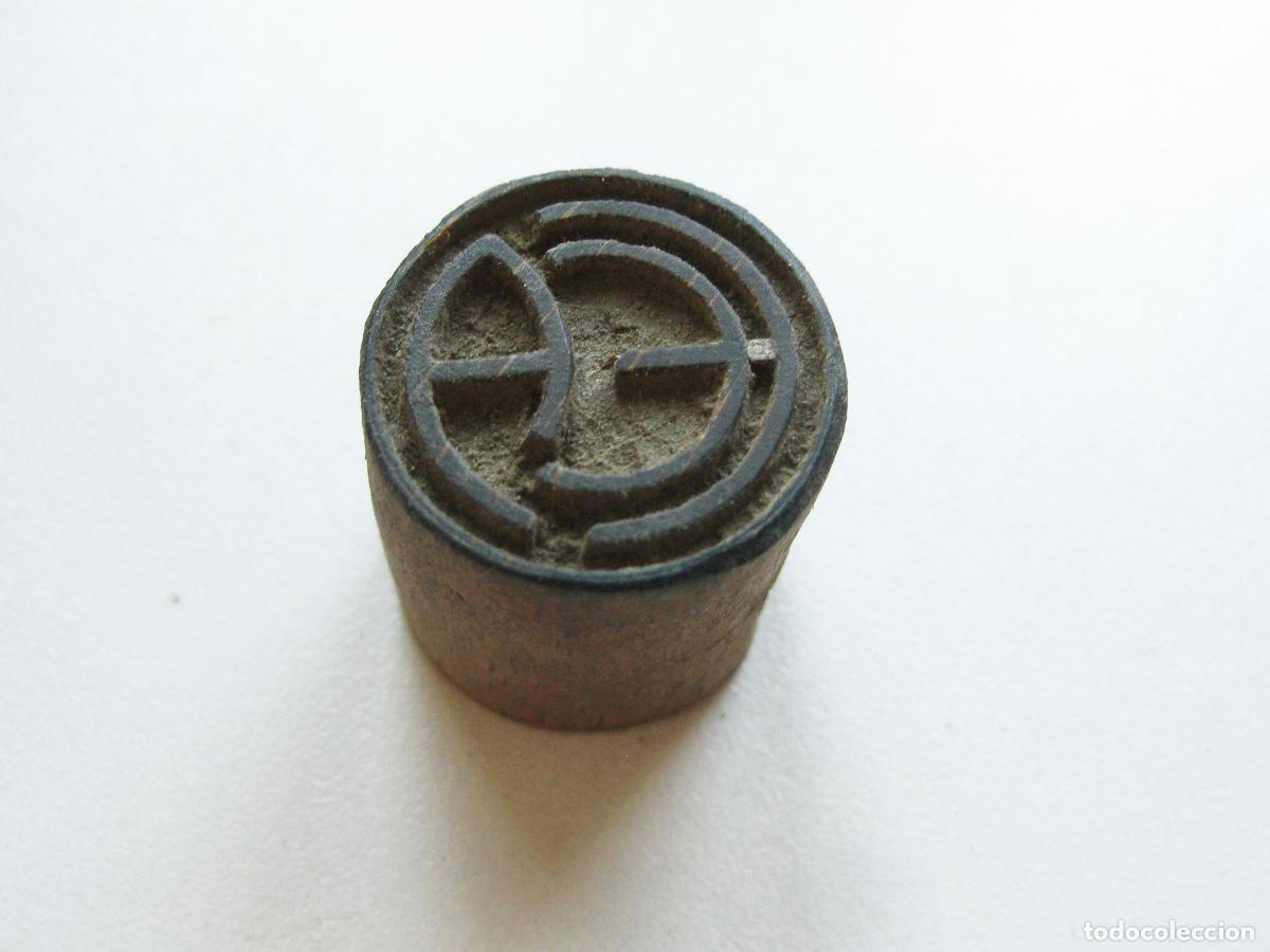 Antig&uuml;edades: TIPO DE IMPRENTA CON DISE&Ntilde;O DE INICIALES DESCONOCIDO TALLADO EN MADERA SELLO O TAMP&Oacute;N DE TINTA