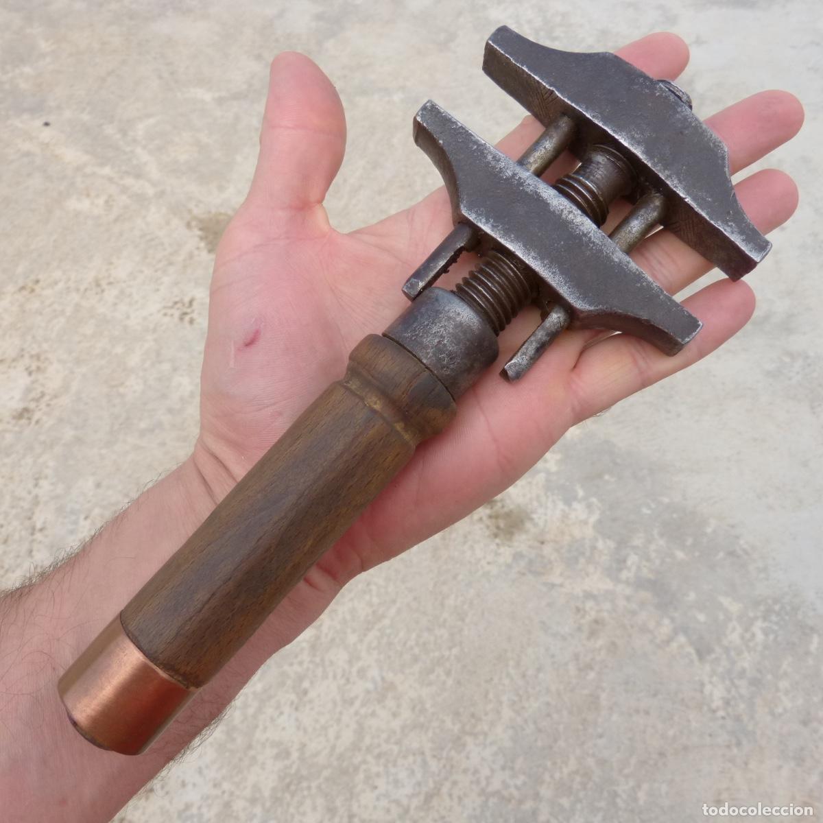 Antig&uuml;edades: Antigua llave inglesa, 23cm, 713gr. Restaurada, va un poco dura y el mango tiene un poco de juego