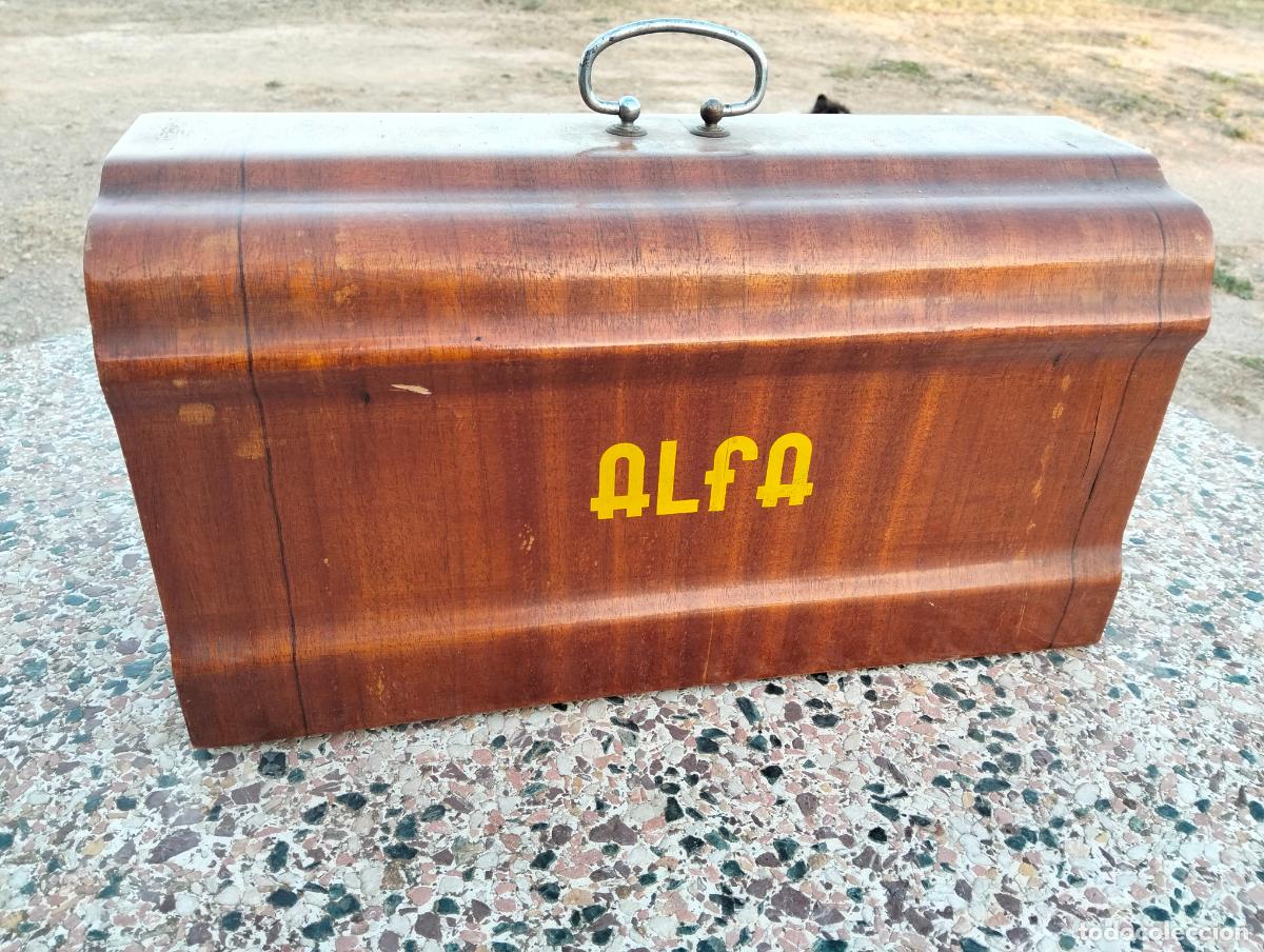 Antig&uuml;edades: Tapa o caja de recambio repuesto de la m&aacute;quina de coser Alfa antigua de madera a&ntilde;os 60