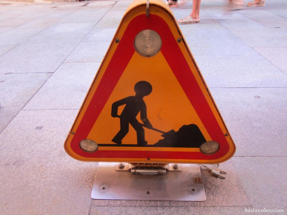 Antig&uuml;edades: INDICADOR LUMINOSO DE OBRAS - OPTICAS A DOS CARAS Y 12VOLTIOS - BISAGRA BASCULANTE - FUNCIONANDO. +
