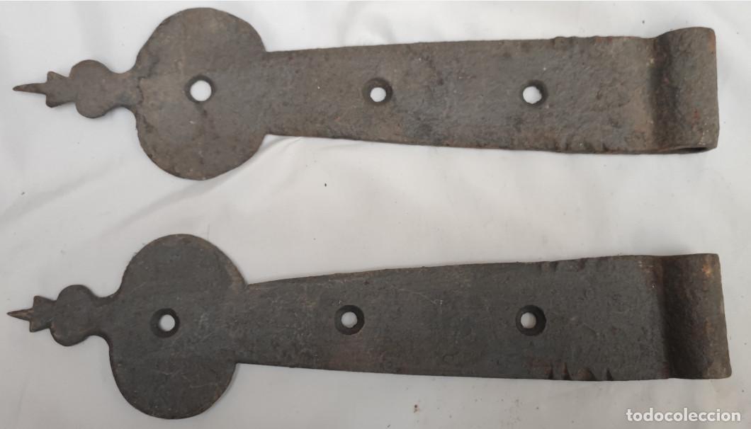 Antig&uuml;edades: PAREJA DE ANTIGUAS BISAGRAS GRANDES DE FORJA PARA PUERTA, 32 CM