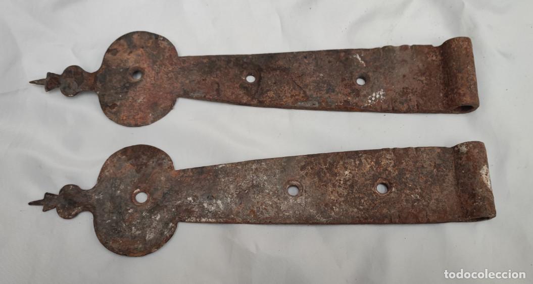 Antig&uuml;edades: PAREJA DE ANTIGUAS BISAGRAS GRANDES DE FORJA PARA PUERTA, 33 CM
