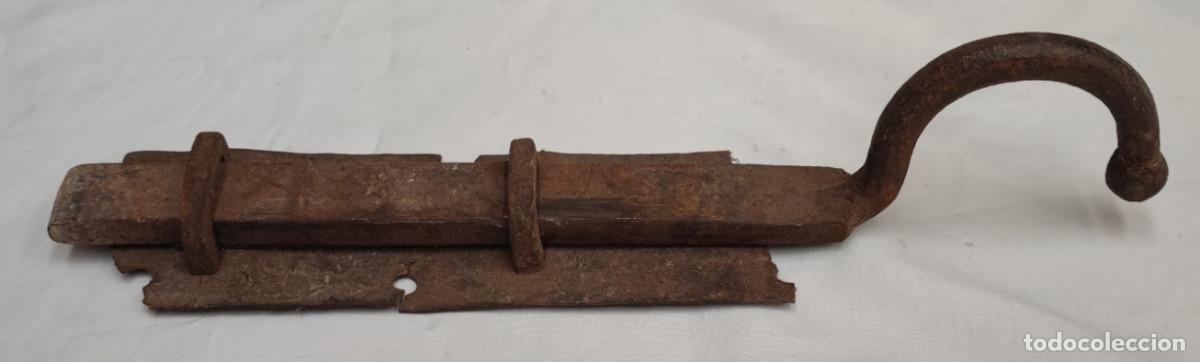 Antig&uuml;edades: ANTIGUA TRABA O CIERRE PARA HOJA PUERTA O VENTANA, 32 CM, CERROJO, FALLEBA
