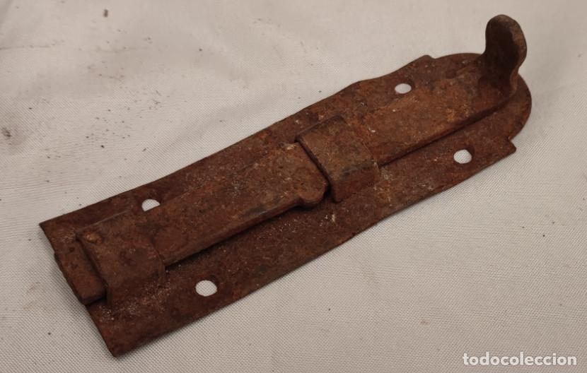 Antig&uuml;edades: ANTIGUA TRABA, CIERRE PARA HOJA PUERTA O VENTANA, 11 CM, CERROJO, FALLEBA, PESTILLO